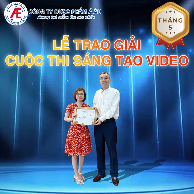 Chị Lê Thị Lương nhận Bằng khen và phần thưởng cho video xuất sắc nhất.webp
